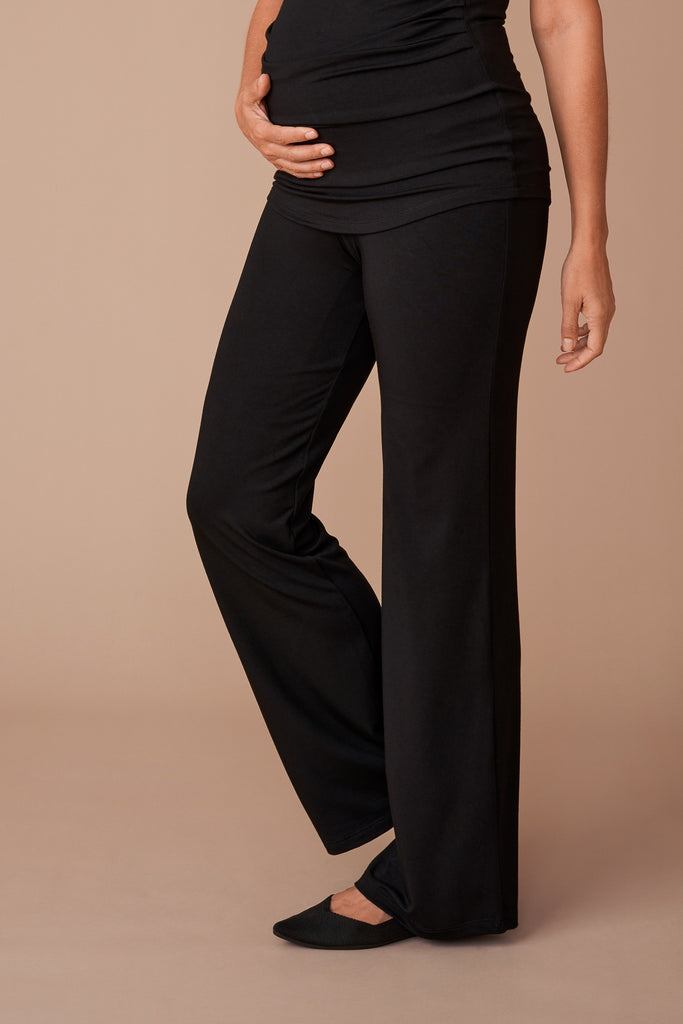 The PETIT pants feature a soft and tall waistband, allowing you to adjust its fit by wearing it over your baby bump for a supportive and comfortable over-the-bump style, or folding it down for a more relaxed fit.